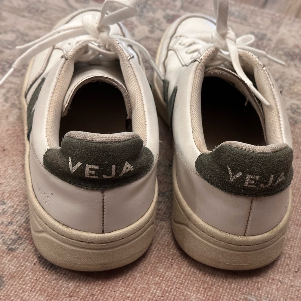 Veja White and olive green Sneakers Minimalist Design - Picture 5 of 7